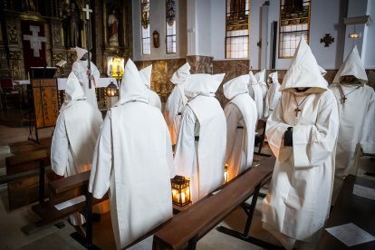 La silenciosa marcha de los cofrades preludio de la resurrección.