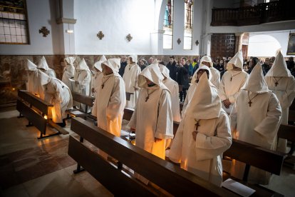 La silenciosa marcha de los cofrades preludio de la resurrección.