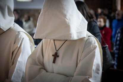 La silenciosa marcha de los cofrades preludio de la resurrección.