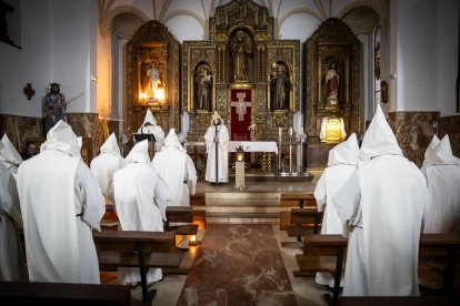 La silenciosa marcha de los cofrades preludio de la resurrección.