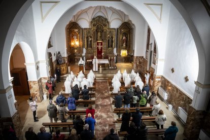 La silenciosa marcha de los cofrades preludio de la resurrección.