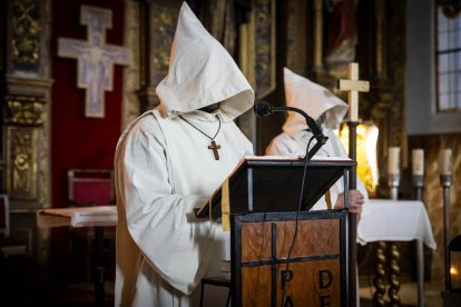 La silenciosa marcha de los cofrades preludio de la resurrección.