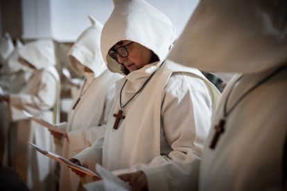 La silenciosa marcha de los cofrades preludio de la resurrección.