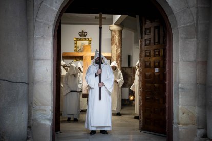 La silenciosa marcha de los cofrades preludio de la resurrección.