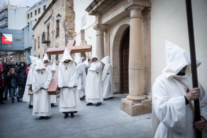 La silenciosa marcha de los cofrades preludio de la resurrección.
