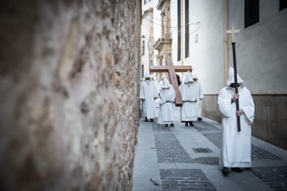 La silenciosa marcha de los cofrades preludio de la resurrección.