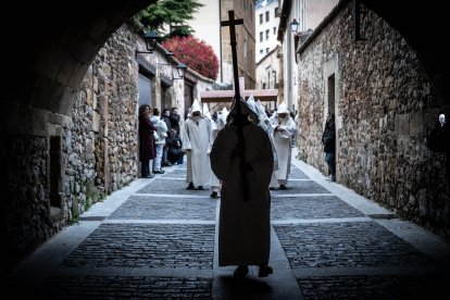La silenciosa marcha de los cofrades preludio de la resurrección.