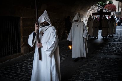 La silenciosa marcha de los cofrades preludio de la resurrección.