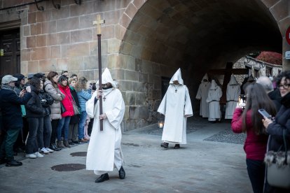 La silenciosa marcha de los cofrades preludio de la resurrección.