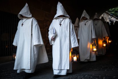 La silenciosa marcha de los cofrades preludio de la resurrección.
