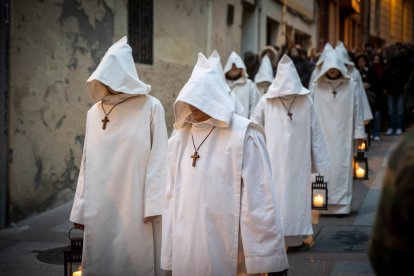 La silenciosa marcha de los cofrades preludio de la resurrección.