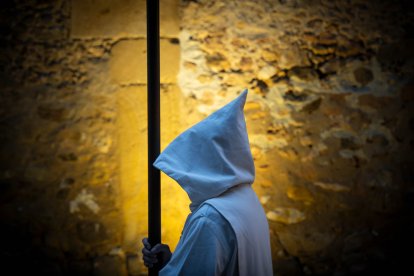 La silenciosa marcha de los cofrades preludio de la resurrección.