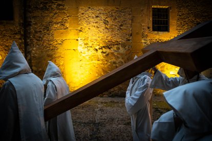 La silenciosa marcha de los cofrades preludio de la resurrección.