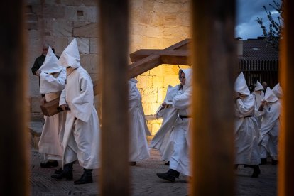 La silenciosa marcha de los cofrades preludio de la resurrección.