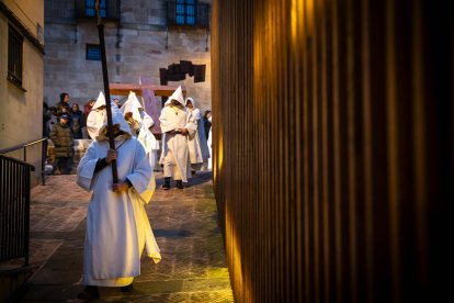 La silenciosa marcha de los cofrades preludio de la resurrección.