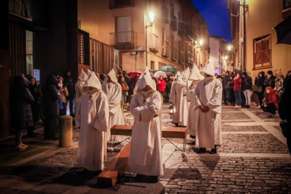 La silenciosa marcha de los cofrades preludio de la resurrección.