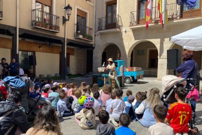 Libros y flores protagonizan el 23 de abril en San Esteban.