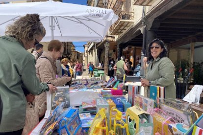 Libros y flores protagonizan el 23 de abril en San Esteban.