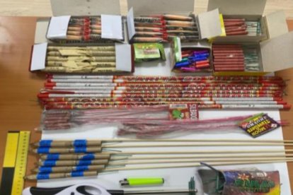 Artefactos pirotécnicos incautados a los ocupantes del coche.