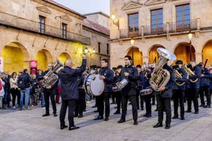 El acto estuvo amenizado por multitud de sorianos que acudieron a festejar