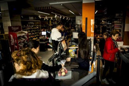 Un supermercado funcionando con generadores