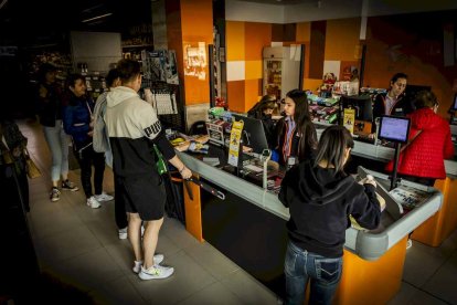 Un supermercado funcionando con generadores