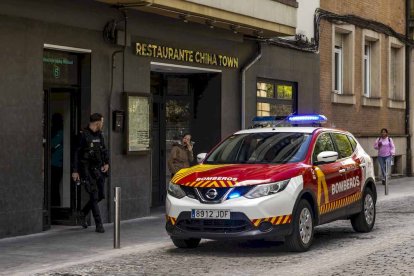 Bomberos y Policía nacional rescatan un atrapado en un ascensor