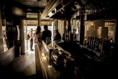 Un bar atiende sin luz
