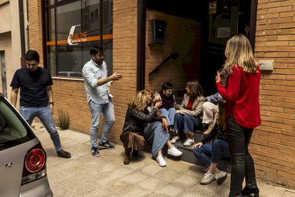 Los trabajadores de una oficina se toman el apagón con buen humor