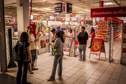 Algunos supermercados vendían alimentos básicos con pago en efectivo