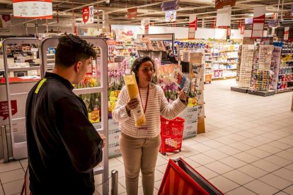 Algunos supermercados vendían alimentos básicos con pago en efectivo