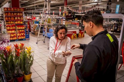 Algunos supermercados vendían alimentos básicos con pago en efectivo