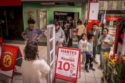 Algunos supermercados vendían alimentos básicos con pago en efectivo