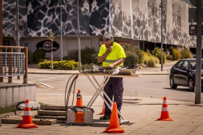 Un electricista intentando solventar los problemas