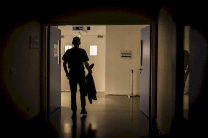 El Hospital de Soria sin luz en los pasillos para evitar gastar los generadores