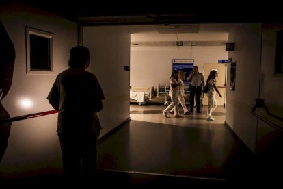 El Hospital de Soria sin luz en los pasillos para evitar gastar los generadores