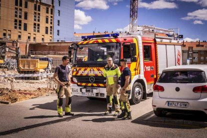 Los bomberos recorrían las calles ayudando a la población