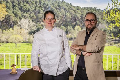 Elena y Diego posan en el comedor, que evidencia la inspiración que la naturaleza brinda al menú degustación de La Lobita.