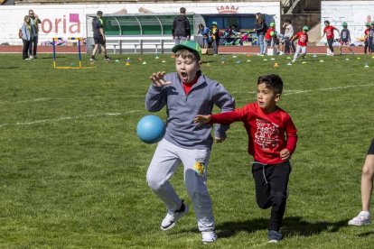 Los niños de los colegios rurales vivieron una mañana lúdica y deportiva