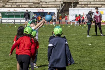 Los niños de los colegios rurales vivieron una mañana lúdica y deportiva