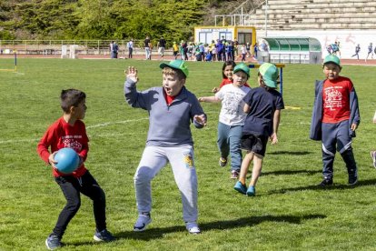 Los niños de los colegios rurales vivieron una mañana lúdica y deportiva