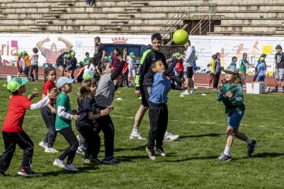 Los niños de los colegios rurales vivieron una mañana lúdica y deportiva