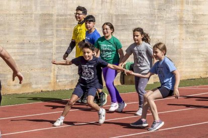 Los niños de los colegios rurales vivieron una mañana lúdica y deportiva