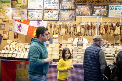 En tres pabellones se han distribuido numerosos expositores que atraen a miles de personas.