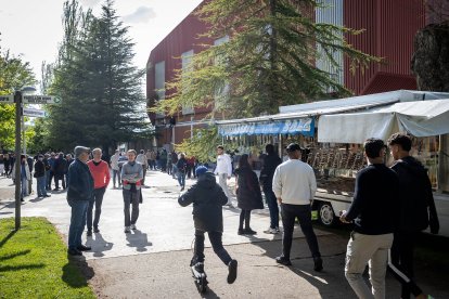 En tres pabellones se han distribuido numerosos expositores que atraen a miles de personas.