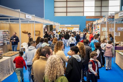 En tres pabellones se han distribuido numerosos expositores que atraen a miles de personas.