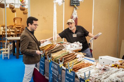 En tres pabellones se han distribuido numerosos expositores que atraen a miles de personas.