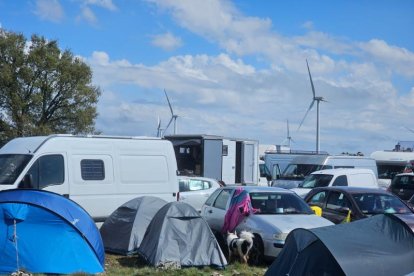 Tiendas de campana y furgonetas.