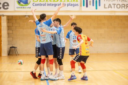 Los jugadores celestes celebrando un punto.