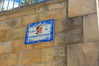 Machado y Leonor engalanan los nombres de sus calles con motivo del año machadiano.